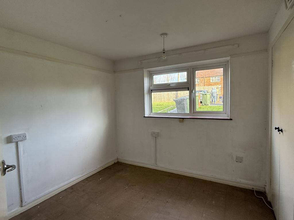 Lot: 71 - GROUND FLOOR FLAT FOR IMPROVEMENT - Bedroom in flat in need of improvement